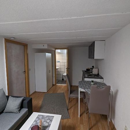 Direkt An Der S-Bahn Gelegenes Gemutliches Souterrain Apartment Mit Privatem Zugang Тройсдорф Екстериор снимка