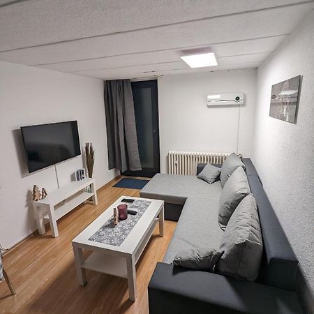 Direkt An Der S-Bahn Gelegenes Gemutliches Souterrain Apartment Mit Privatem Zugang Тройсдорф Екстериор снимка